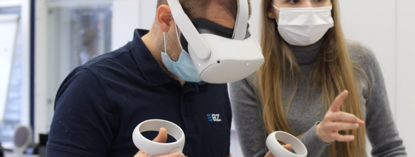 Mit der VR App können Lernende jederzeit mit einem virtuellen Messgerät, in einem virtuellen Raum die Messungen der Erstprüfung gefahrlos durchführen